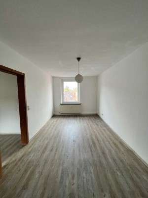 **Renovierte 2,5-Zimmer-Altbauwohnung mit Tageslichtbad**