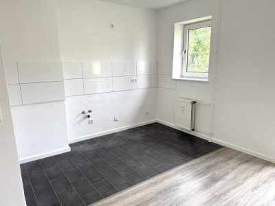 KLEIN aber FEIN - NUR für 1-2 PERSONEN * Laminat * RENOVIERT * EINFACHES Wohnviertel!