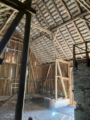 Feldsteinhaus mit Nebengebäuden – bereit für Ihre kreativen Visionen und individuelle Gestaltung.
