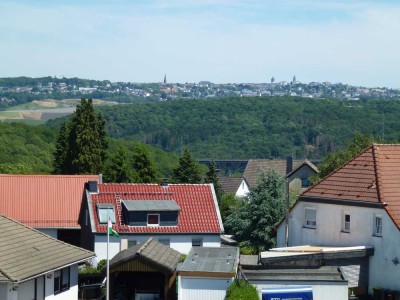 Schöne drei Zimmer Dachgeschoßwohnung in der Südstadt