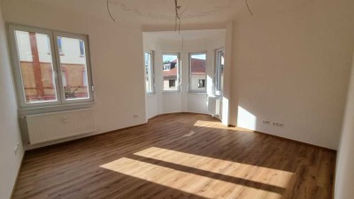 Exklusive, kpl. sanierte 3-Zimmer-Altbau-Wohnung mit rundem Erker, Stuck, hohen Decken