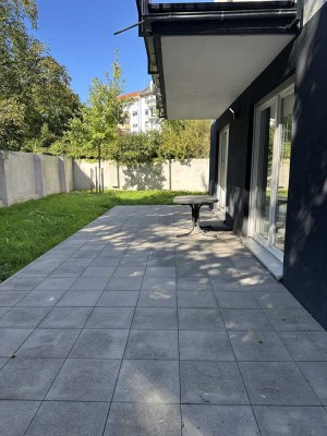 Helle, neuwertige Gartenwohnung mit großer Terrasse und eigenem Garten