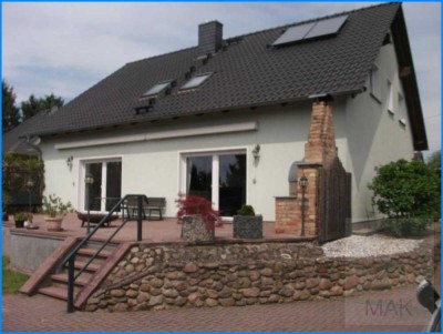 MAK Immobilien:  bezugsfreies Zweifamilienhaus/Doppelhaus, auf großem Grundstück!