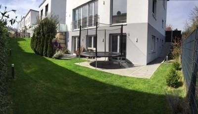 Schöne zwei Zimmerwohnung mit 30m2 Terrasse und Garten in Stuttgart, Zuffenhausen