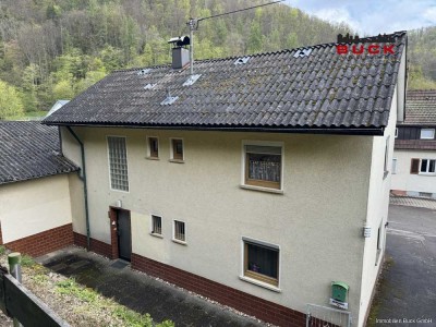 Einfamilienhaus mit großer Halle und zusätzlichem Grundstück zum Kauf! Hier lässt sich wohnen und ar