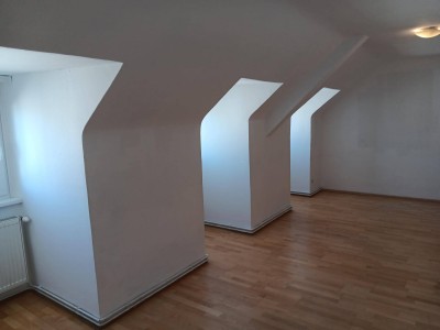 Privat: Favoritenstraße 158, Dachgeschoß-Wohnung bei U1,ruhig,hell,Fernblick,für Sportliche; 6. Stock OHNE Lift, bezugsfertig, niedrige Betriebskosten