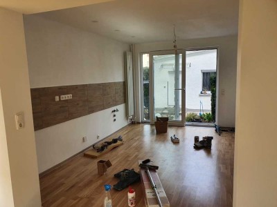 Sanierte Wohnung mit zwei Zimmern und Balkon in Nauheim