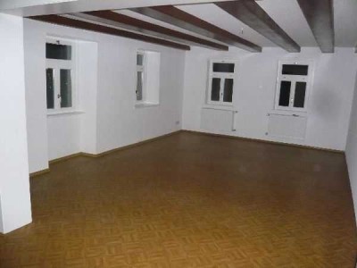 Große 3 Zimmer-Wohnung mit zwei Stellplätzen - ohne Balkon!!!