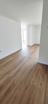 Erstbezug nach Sanierung mit Balkon: Geschmackvolle 4-Raum-Wohnung mit geh. Innenausstattung