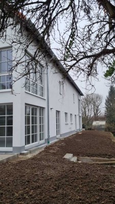 Exklusiver Erstbezug – Moderne Doppelhaushälfte mit Garten & Bachblick