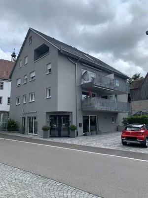 Erstbezug! Neuwertige 3 Zimmer-OG-Wohnung mit wertiger EBK und Südwestbalkon