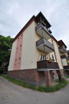 Frisch renovierte 4-Raum Wohnung mit Balkon, Tageslicht Bad und PKW Stellplatz