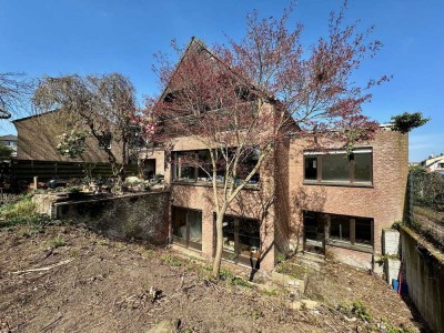 Sanierungsbedürftiges Mehrgenerationen-Haus (freistehend) in zentraler Lage Kaarst mit großem Garten