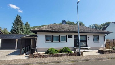 Einfamilienbungalow mit Einliegerwohnung und Garagen in ruhiger Lage