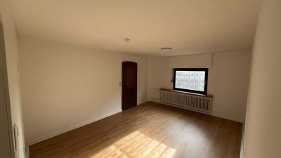 Frisch renovierte 5-Zimmer Maisonette über 2 Etagen | ein Zimmer bei Wunsch ideal als Gewerbe