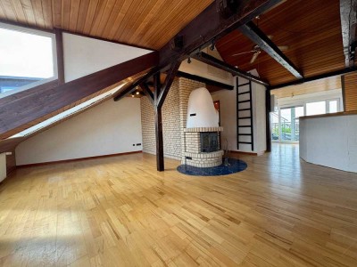 Renovierte Dachgeschosswohnung mit großer Balkonfläche!