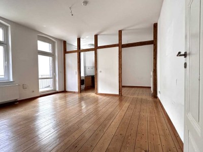 Helle 1 bis 1,5-Zimmer-Altbau mit Dielung, neuer EBK, Balkon - ruhig im Seitenhaus