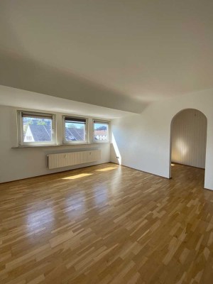 Großzügige 2,5-Zimmer Dachgeschosswohnung mit EBK