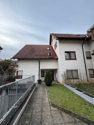 Gepflegte 2 Zimmer Wohnung im 1.OG mit EBK, Balkon, Keller sowie TG-Platz in 71272 Rennigen