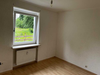 Ansprechende und gepflegte 4-Zimmer-EG-Wohnung mit Balkon und Einbauküche in Julbach