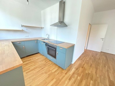 2-Zimmer Wohnung mit offener, möblierter Küche und großem Schlafzimmer!