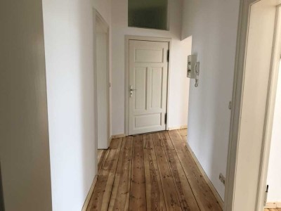 Helle Wohnung mit Einbauküche und super Badezimmer