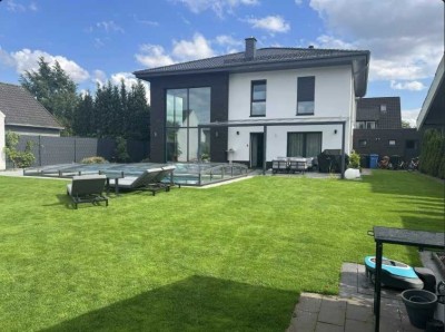 Modernes Familienparadies mit Pool und Galerie