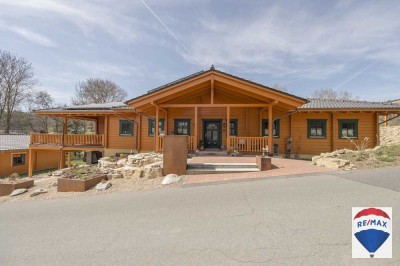 Exklusive Villa in traumhafter Naturlage - moderner Bungalow in vollmassiver Holzblockbauweise