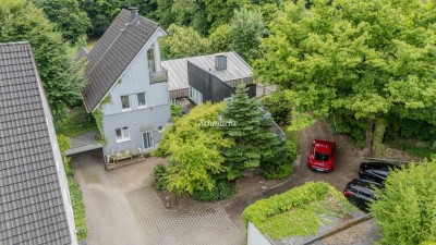Sonniges Anwesen, zwei Häuser, Einliegerwohnung, Außenpool, Garagen, Pferdekoppel mit Pferdestall