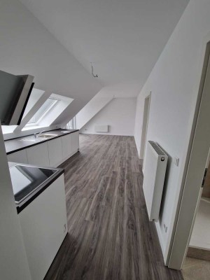 Renovierte, helle Dachgeschosswohnung mit Balkon