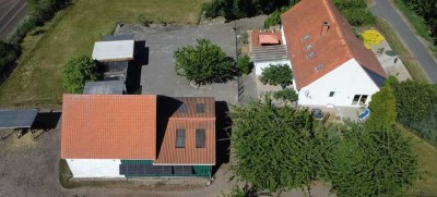 Familiäre Reitanlage mit zwei Ställen und Reitplatz - herrlich ruhig gelegen