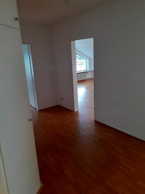 Helle 4-Zimmer Dachgeschosswohnung mit Balkon in Oberursel (Taunus)