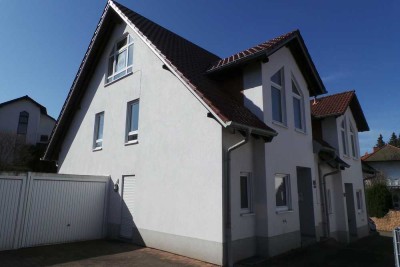 Sehr schöne Doppelhaushälfte mit 2 Garagen, zentrumsnah in ruhiger Lage von Trippstadt