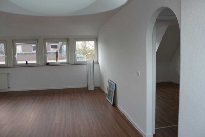 Helle 2,5-Zimmer-Wohnung mit ausbaufähigem Dachboden in ruhiger Lage von Frankfurt-Harheim