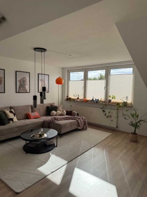 Einziehen + Wohlfühlen: tolle 65qm kompl. renov. 2-R.-DG-Atelier-Whg.