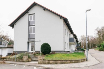 Schöne 4-ZKB DG Wohnung mit Balkon in Mühlhausen/Rhein-Neckar Kreis ab sofort zu vermieten.