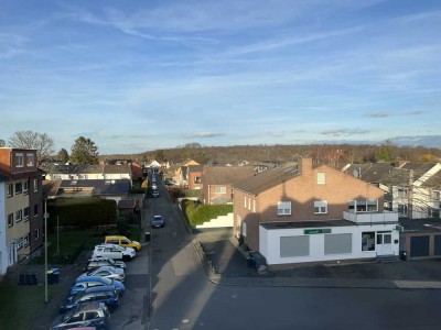 Attraktive 4-Zimmer-Wohnung mit Balkon und 2 Bädern in Nörvenich