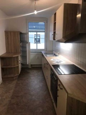 Großzügige 3-Zimmer mit Laminat, Balkon, EBK, SP und Wannenbad in ruhiger Lage!