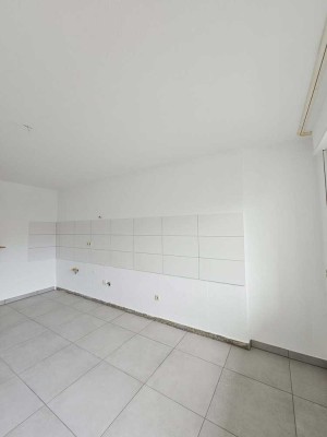 Neu renoviert! Großzügige 2 Zimmer-Wohnung mit Balkon!
