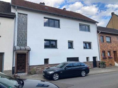 Frisch renoviert: 3-Zimmer-Wohnung mit gehobener Innenausstattung mit Einbauküche, Dudweiler Süd