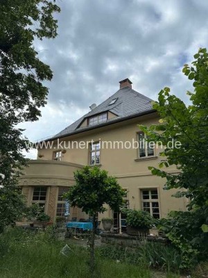 Hochwertig sanierte Denkmal-Villa mit 3 Wohneinheiten und 3 Garagen auf 1637 m² Grundstück