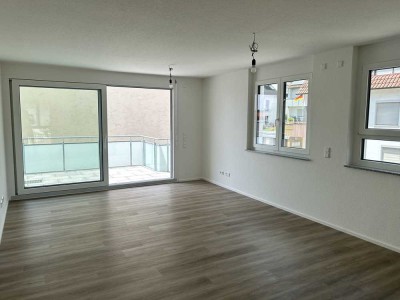 *Erstbestbezug: moderne 4 Zimmer-Wohnung mit Balkon, 2 TG-Stellplätze, Keller, u.v.m.*