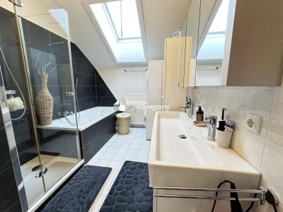 4-Zimmer-Maisonette-Wohnung auf zwei Etagen (1. OG + DG) in Frastanz, modernes, tolles Badezimmer, 2 sehr gut beleuchtete Tiefgaragenplätze, einmaliger Ausblick vom Balkon auf die umliegende Bergwelt.