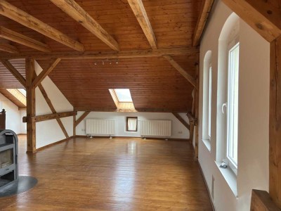 Charmante Dachgeschosswohnung mit Loft-Charakter – ca 120 m², Kaminofen und offene Dachbalken