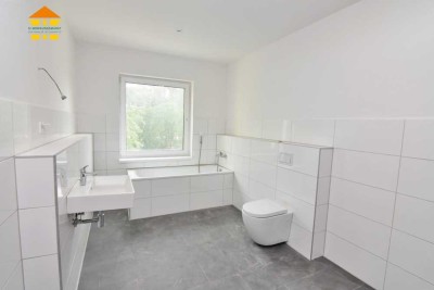 Schickes Bad mit ebenerdiger Dusche, sowie Balkon mit hofseitiger Ausrichtung