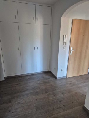 Freundliche und modernisierte 2-Raum-Wohnung mit geh. Innenausstattung mit Balkon und EBK