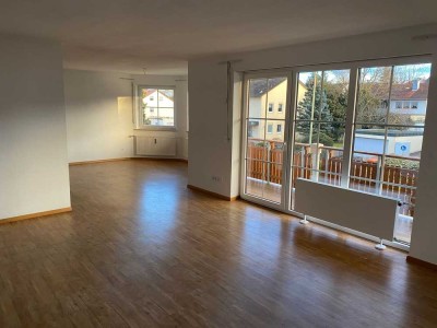 Großzügige helle 3,5-ZimmerWohnung mit Einbauküche in Dasing. 1.OG mit Balkon