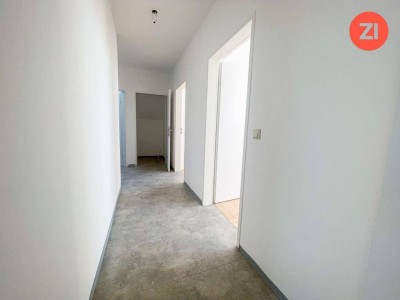 Geförderte 3- Zimmer Dachgeschoss-Wohnung inkl. Loggia und Stellplatz! Einbau einer Küche möglich
