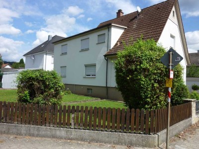 Großzügiges Einfamilienhaus mit Garten und Garagen in zentraler-Lage von Haßmersheim!