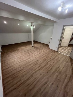 Stilvolle 2,5-Raum-DG-Wohnung mit EBK in Regenstauf
